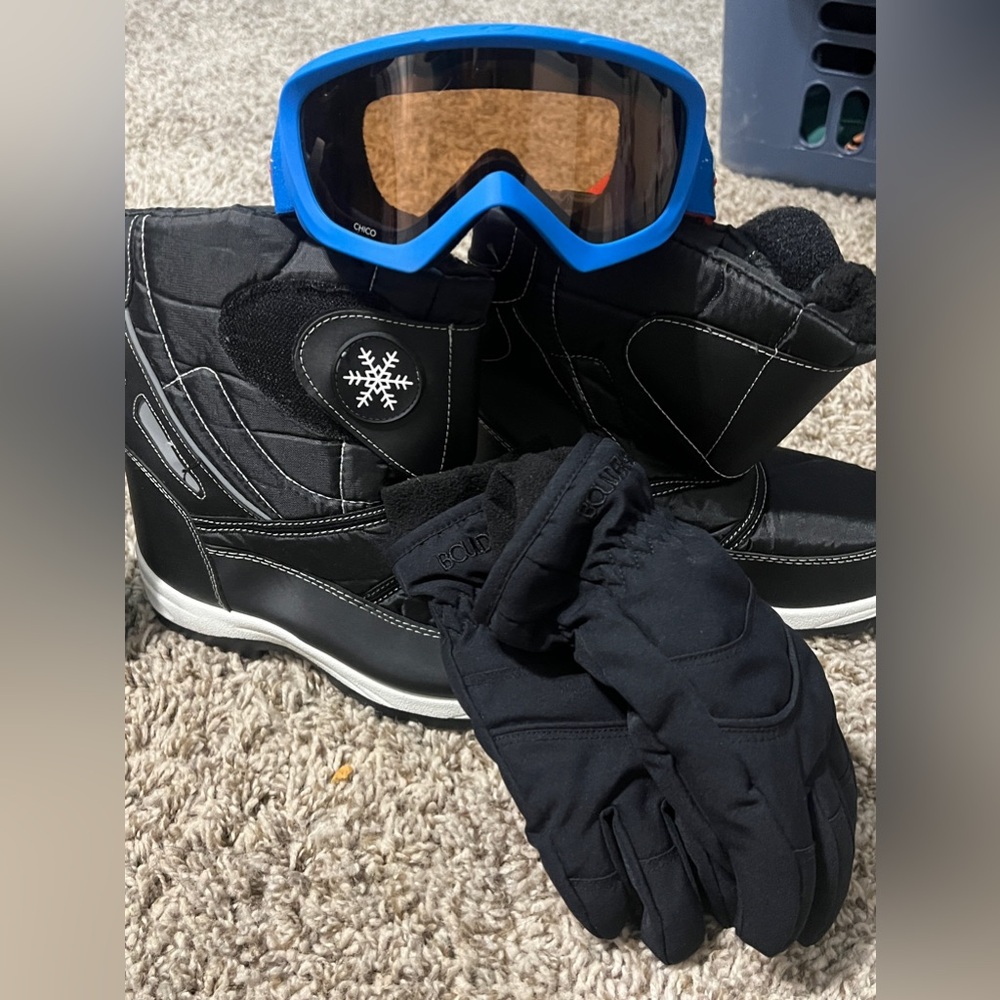 Toddler Snow boots, goggles, gloves